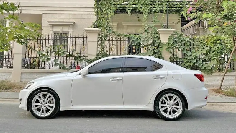 Phiên bản Lexus IS250 Sedan - Ảnh 4