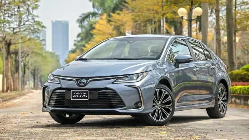 Corolla Altis Hybrid 04