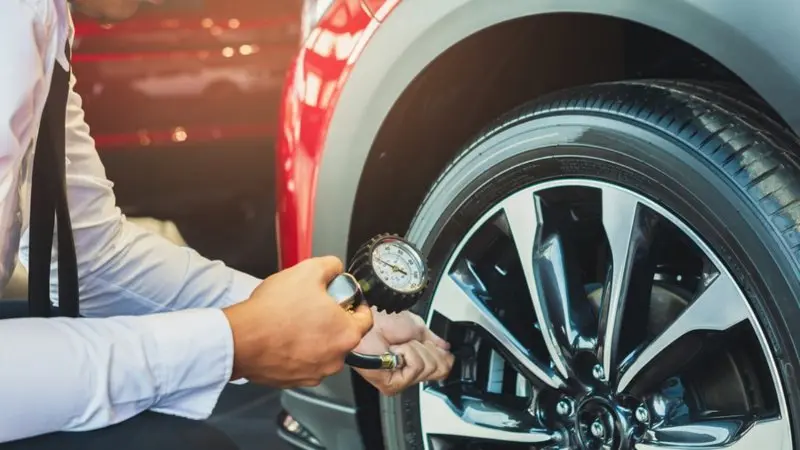 Đo áp suất lốp ô tô có chính xác khi không có máy đo không? Đo áp suất lốp ô tô có chính xác khi không có máy đo không?