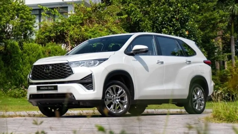 Toyota Innova Cross 03