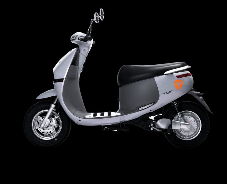 Yadea Vigor màu bạc