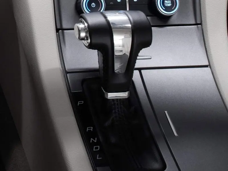 Ảnh nội thất sang trọng của xe Ford Taurus 15