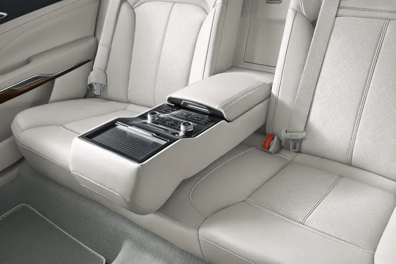 Ảnh nội thất sang trọng của xe Ford Taurus 16