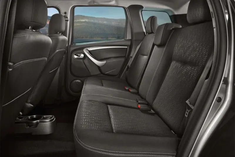 Hình ảnh Nissan Terra dưới góc chụp chi tiết 1