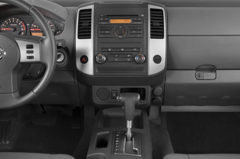 Hình ảnh Nissan Terra dưới góc chụp chi tiết 3