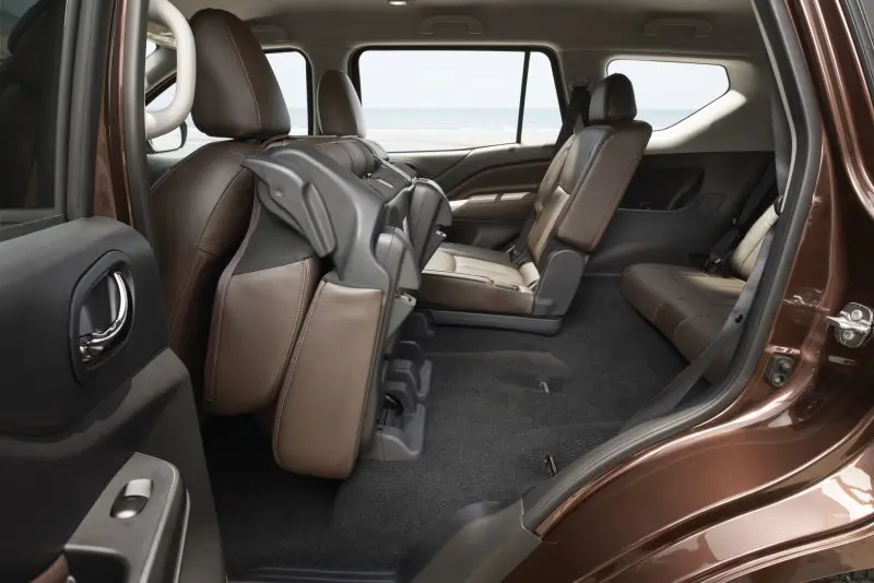 Hình ảnh Nissan Terra dưới góc chụp chi tiết 25