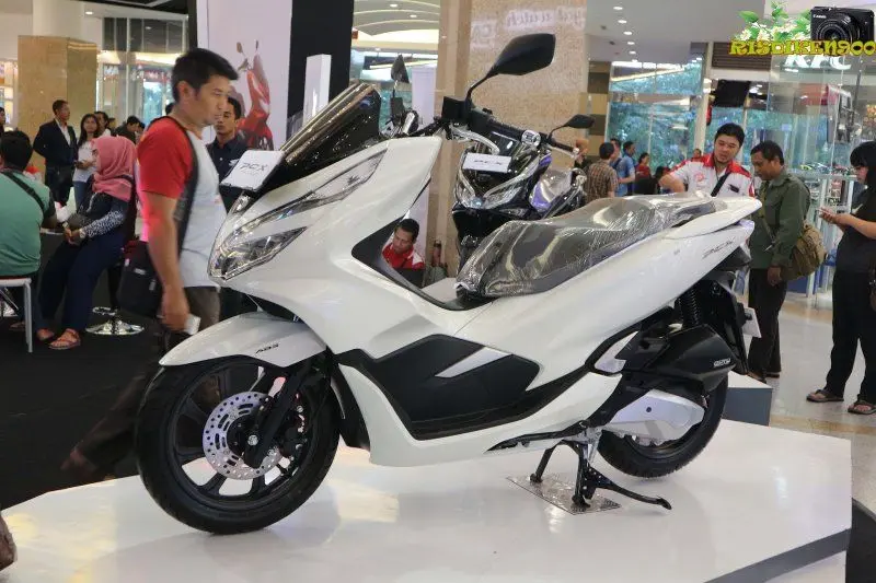 Honda PCX eHEV 38
