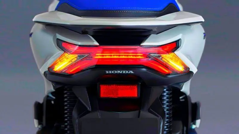 Honda PCX eHEV 39