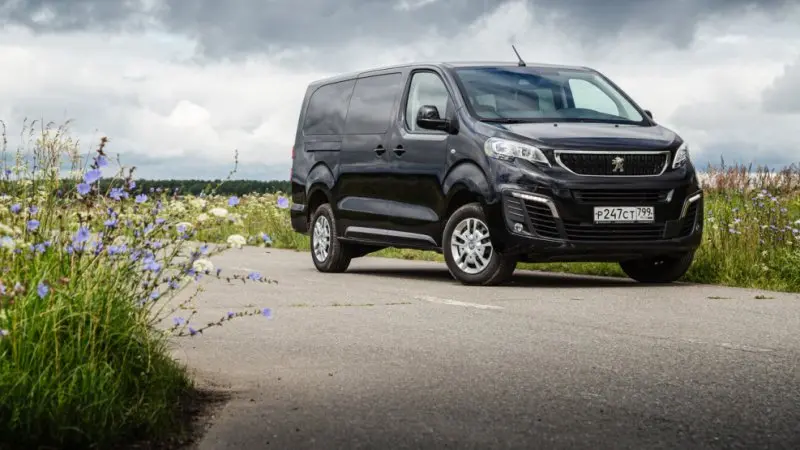 Ảnh chụp xe Peugeot Traveller sắc nét 2