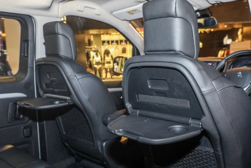 Nội thất cao cấp của xe Peugeot Traveller 4