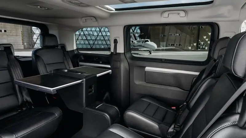 Nội thất cao cấp của xe Peugeot Traveller 5