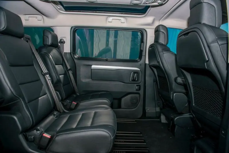 Nội thất cao cấp của xe Peugeot Traveller 10