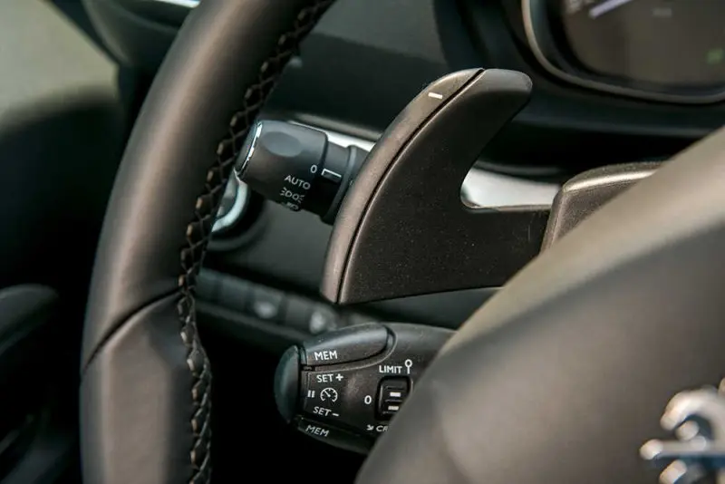 Nội thất cao cấp của xe Peugeot Traveller 13