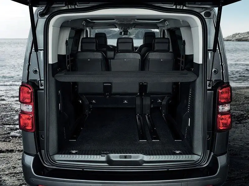 Nội thất cao cấp của xe Peugeot Traveller 14