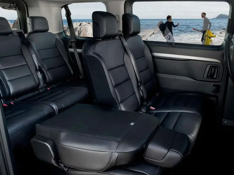 Nội thất cao cấp của xe Peugeot Traveller 16