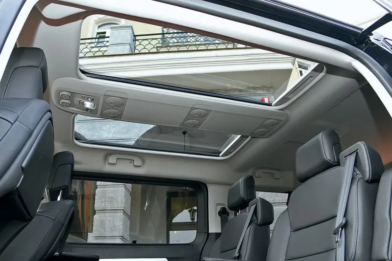Nội thất cao cấp của xe Peugeot Traveller 18