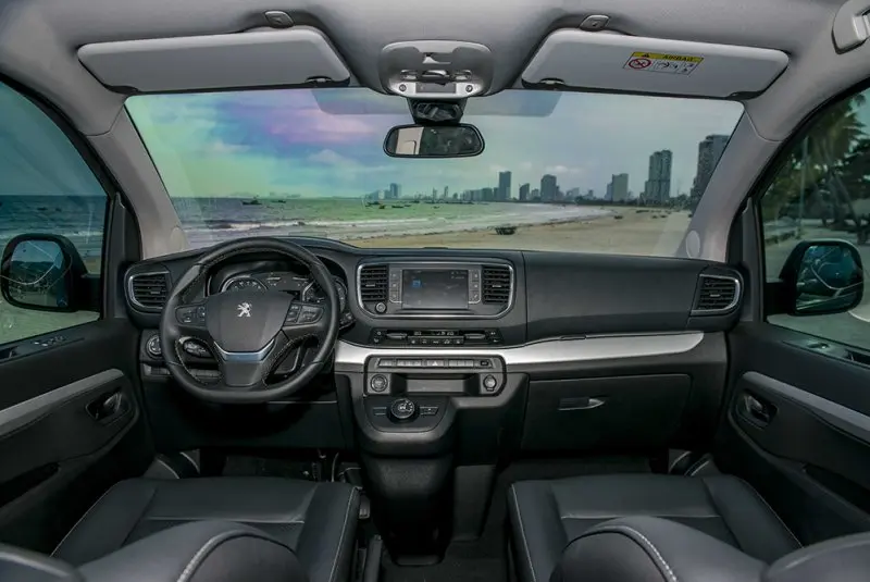 Nội thất cao cấp của xe Peugeot Traveller 19