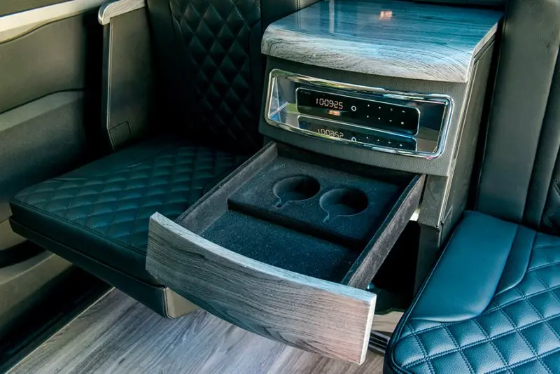 Nội thất cao cấp của xe Peugeot Traveller 22