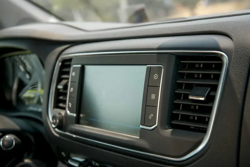 Nội thất cao cấp của xe Peugeot Traveller 26