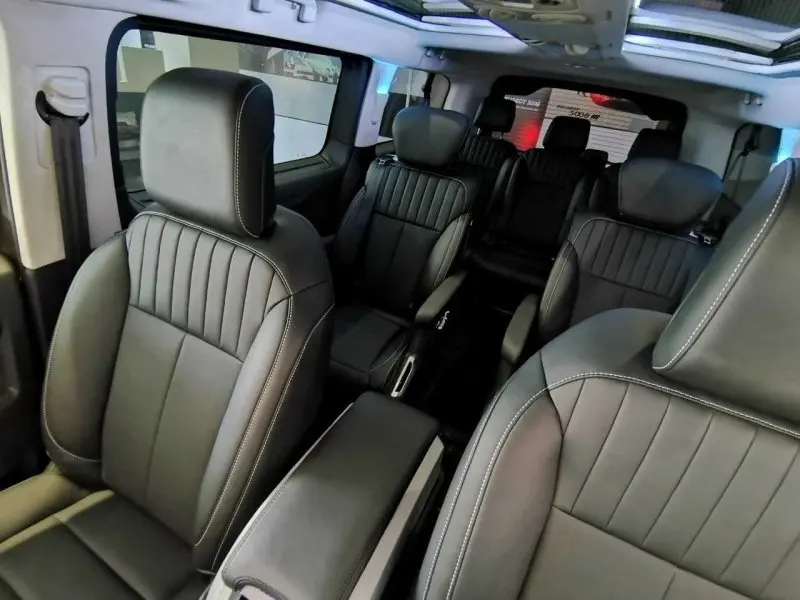 Nội thất cao cấp của xe Peugeot Traveller 27