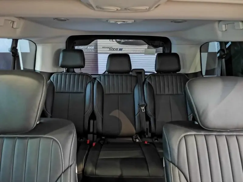 Nội thất cao cấp của xe Peugeot Traveller 28