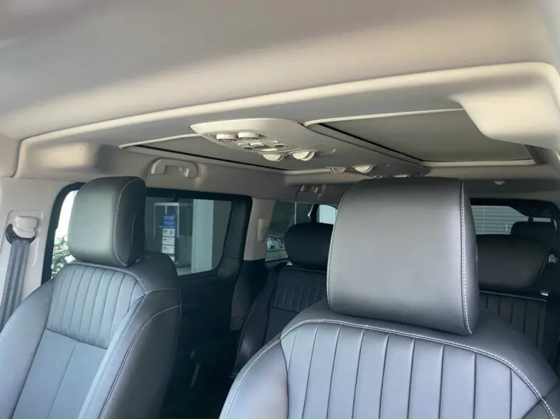 Nội thất cao cấp của xe Peugeot Traveller 29