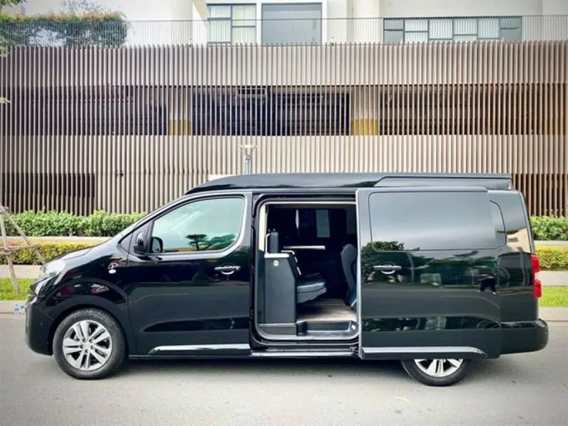 Ảnh chụp xe Peugeot Traveller sắc nét 10