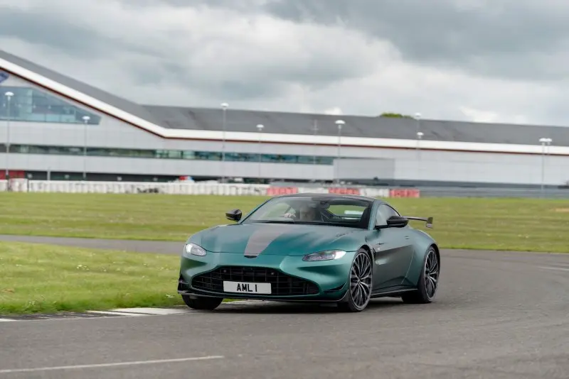 Hình ảnh Vantage F1 Edition đẹp nhất 2