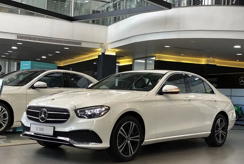 Hình ảnh xe Mercedes E180 chất lượng cao 9