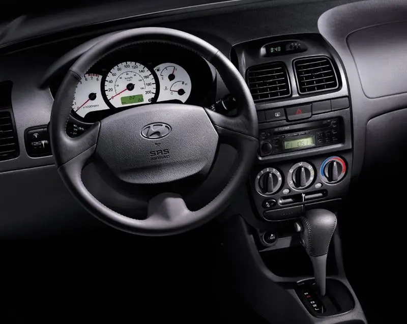 Thiết kế nội thất tinh tế của xe Hyundai Accent 3