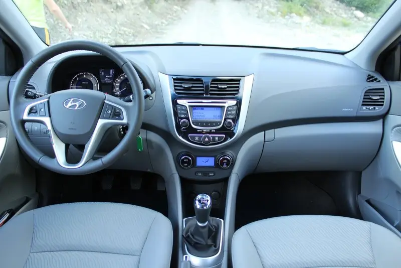 Thiết kế nội thất tinh tế của xe Hyundai Accent 22