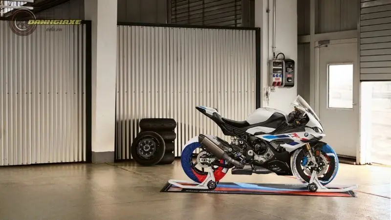 BMW S 1000 RR 8 BMW S 1000 RR 8