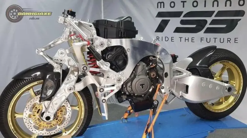 Triumph Street Triple 13