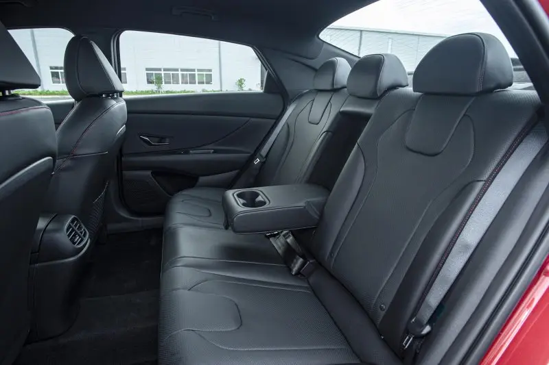 Ảnh thực tế nội thất xe Hyundai Elantra từ mọi góc độ 12