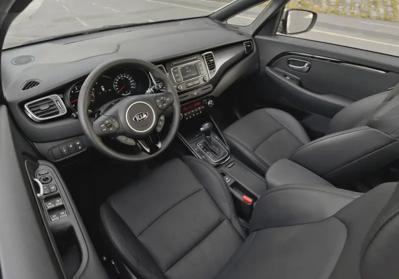 Chi tiết nội thất của dòng xe Kia Rondo 15