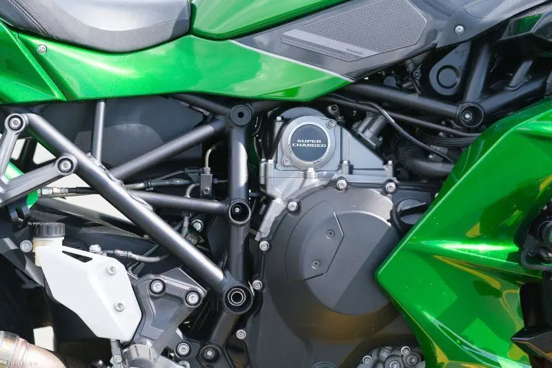 Kawasaki Ninja H2SX 18