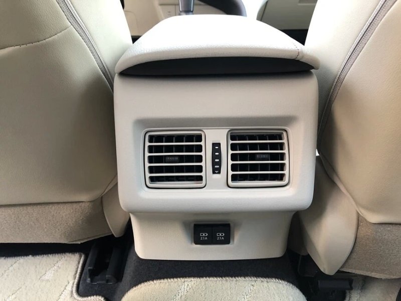 Ảnh Toyota Camry 2.0G sắc nét đến từng góc cạnh 3