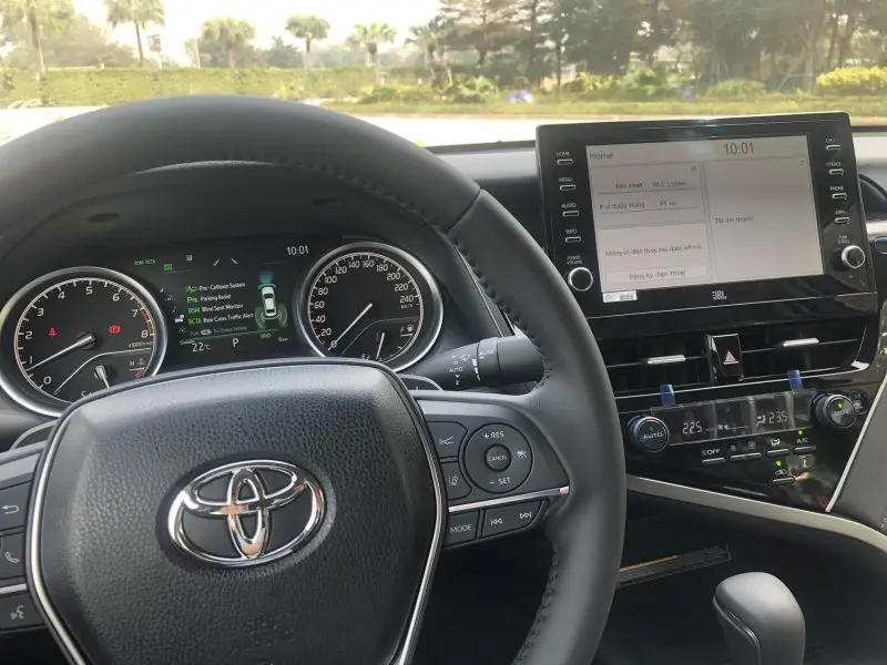 Ảnh Toyota Camry 2.0G sắc nét đến từng góc cạnh 10