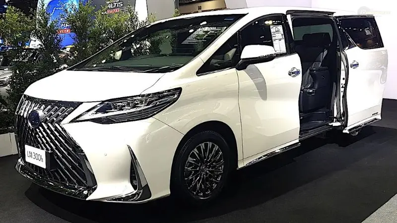 Lexus LM300h 02 Lexus LM300h 02