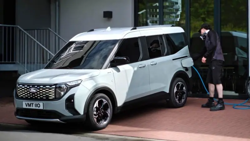 Tải ảnh xe Ford Tourneo full HD 2