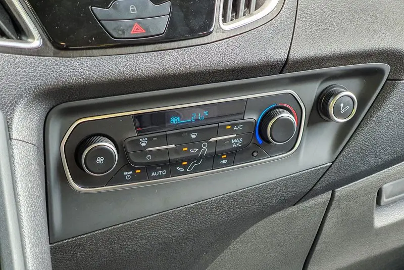 Hình xe Ford Tourneo chi tiết nhất 15