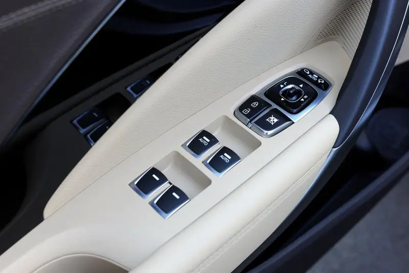 Hình ảnh Hyundai Azera dưới góc chụp chi tiết 6