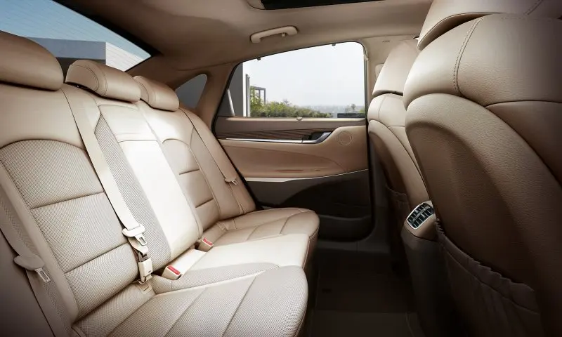 Hình ảnh Hyundai Azera dưới góc chụp chi tiết 11