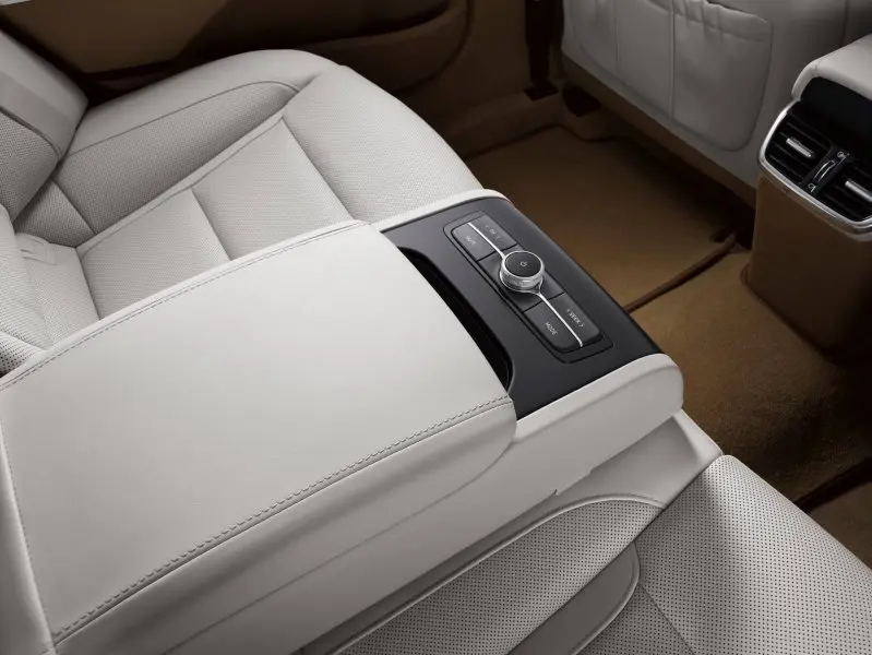 Hình ảnh Hyundai Azera dưới góc chụp chi tiết 12