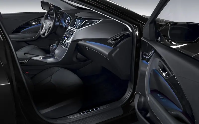 Hình ảnh Hyundai Azera dưới góc chụp chi tiết 15