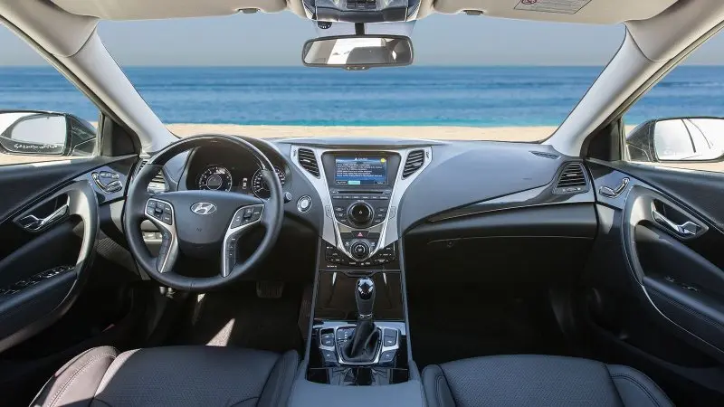 Hình ảnh Hyundai Azera dưới góc chụp chi tiết 16