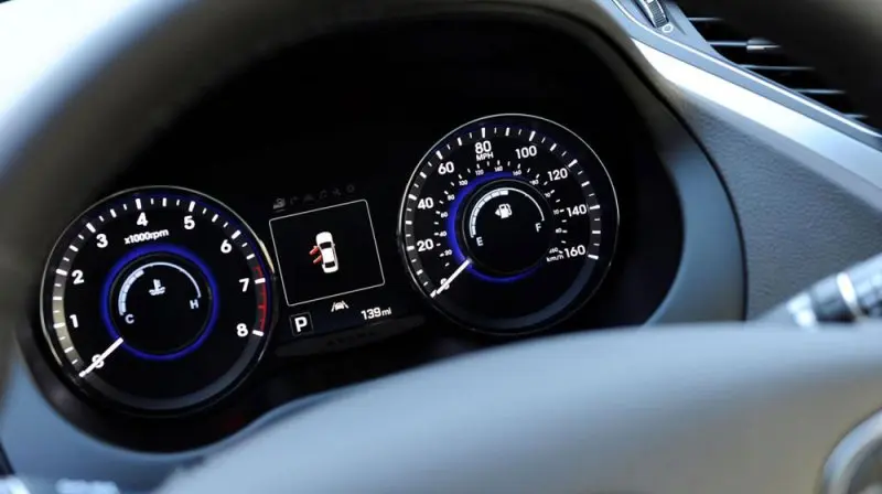 Hình ảnh Hyundai Azera dưới góc chụp chi tiết 17