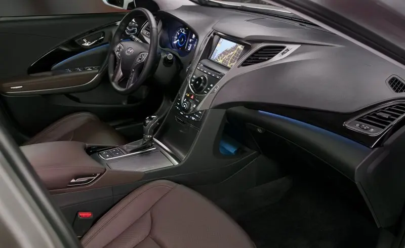 Hình ảnh Hyundai Azera dưới góc chụp chi tiết 19