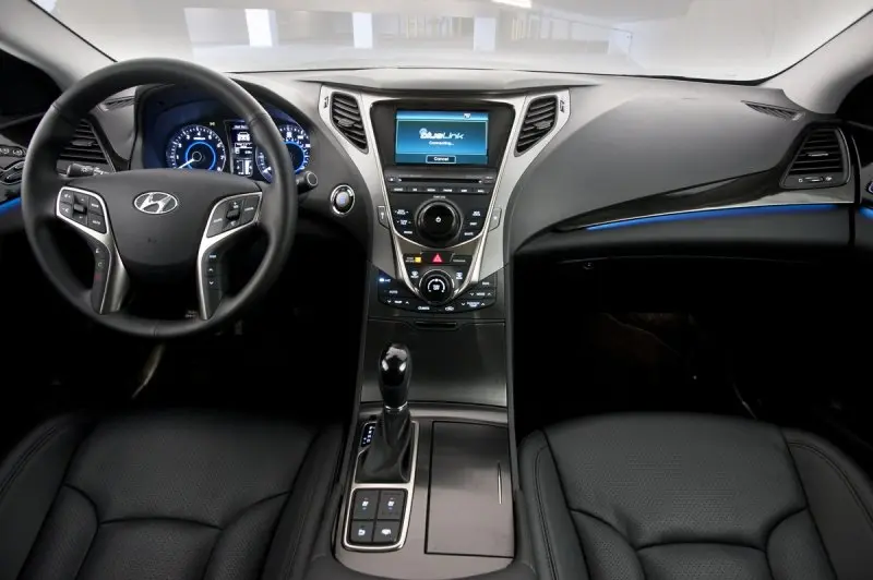 Hình ảnh Hyundai Azera dưới góc chụp chi tiết 20