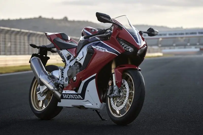 Honda CBR1000RR-R 4